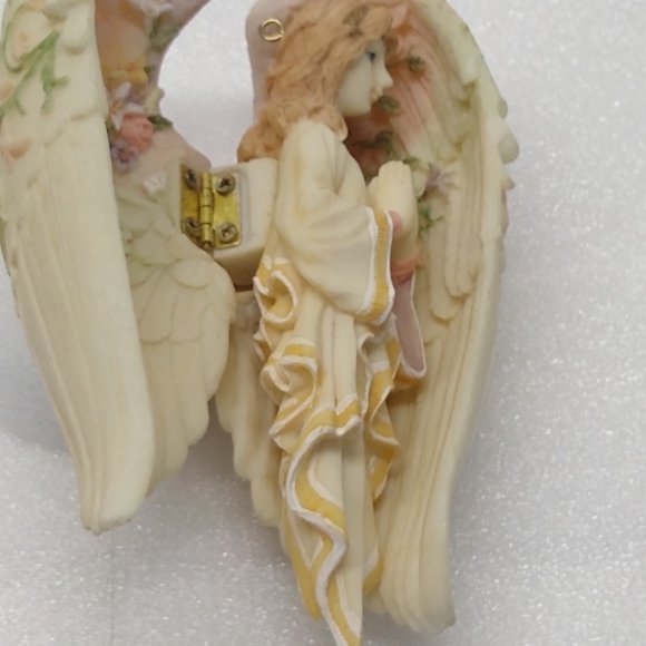 Vintage Angel's Embrace "Christmas Around the World" House of Lloyd Stock #5309 - Picture 9 of 16
